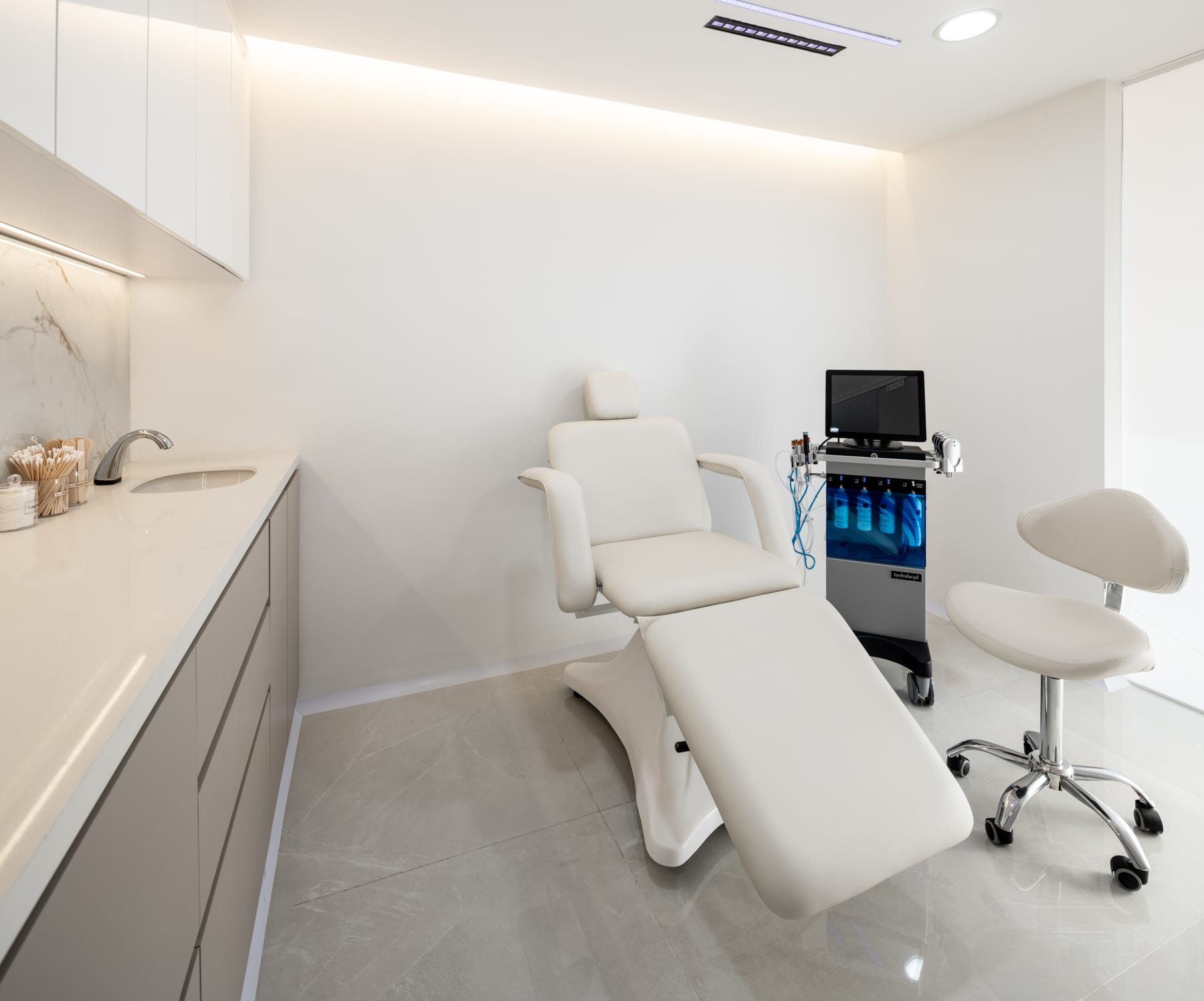 Equipo Hydrafacial Elite en la sala de faciales de IKI Skin Experts