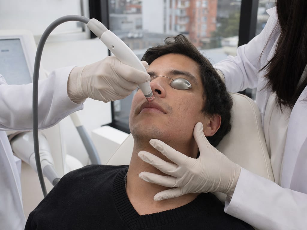 Sala de láser de IKI Skin Experts junto al ventanal, con equipo Lumenis