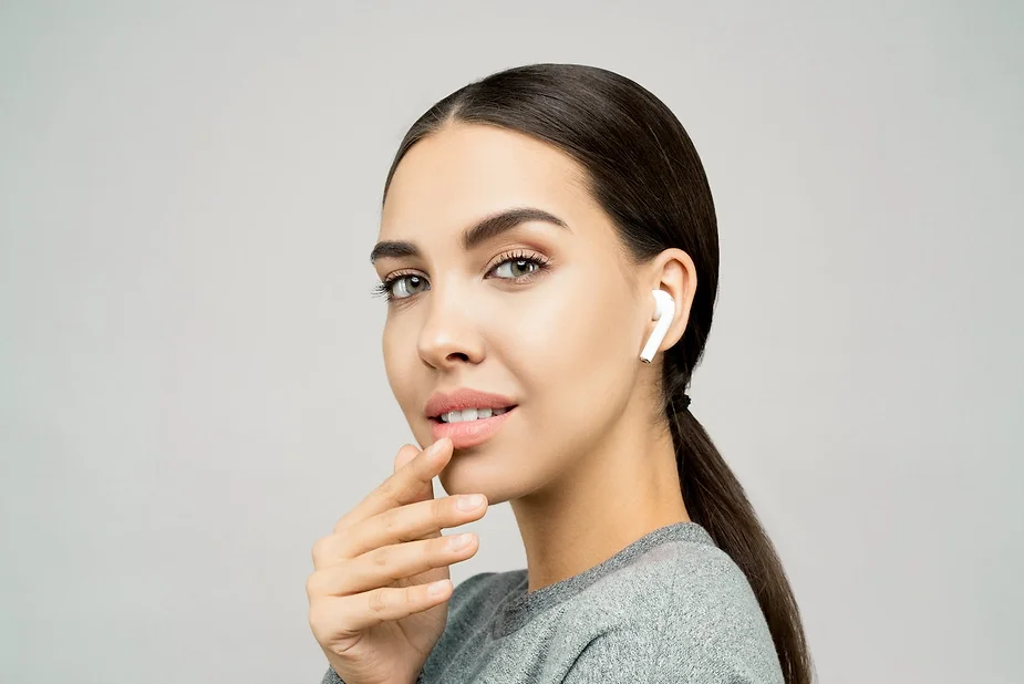 Mujer de perfil tocándose el labio inferior con los dedos, mostrando labios de volumen natural