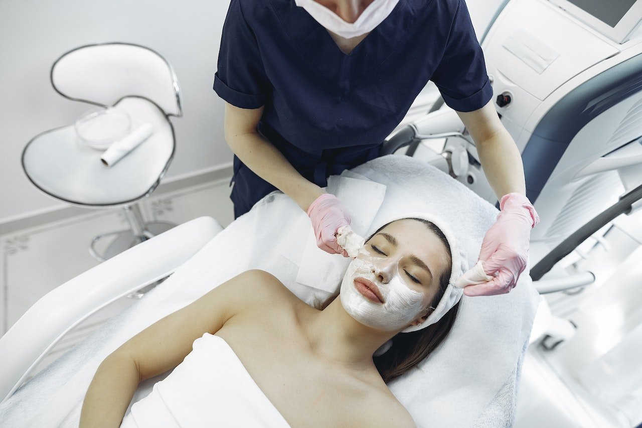 ¿Para qué sirve la limpieza facial y cuáles son sus beneficios?
