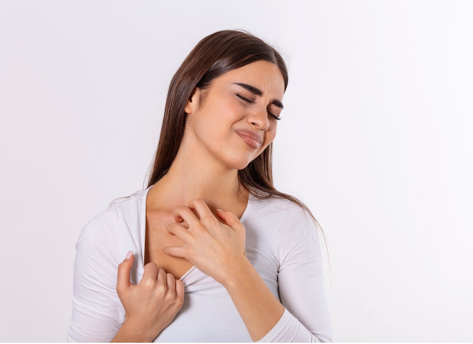 Young woman scratching her neck due itching gray background female has itching neck concept allergy symptoms healthcare · ¿Cuáles son las causas de la dermatitis seborreica?