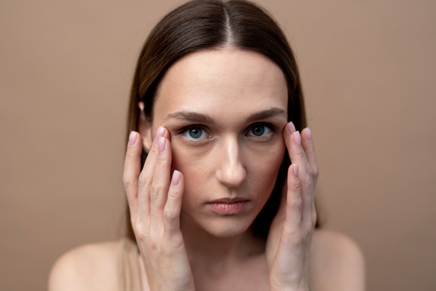 ¿Cómo eliminar las bolsas debajo de los ojos?