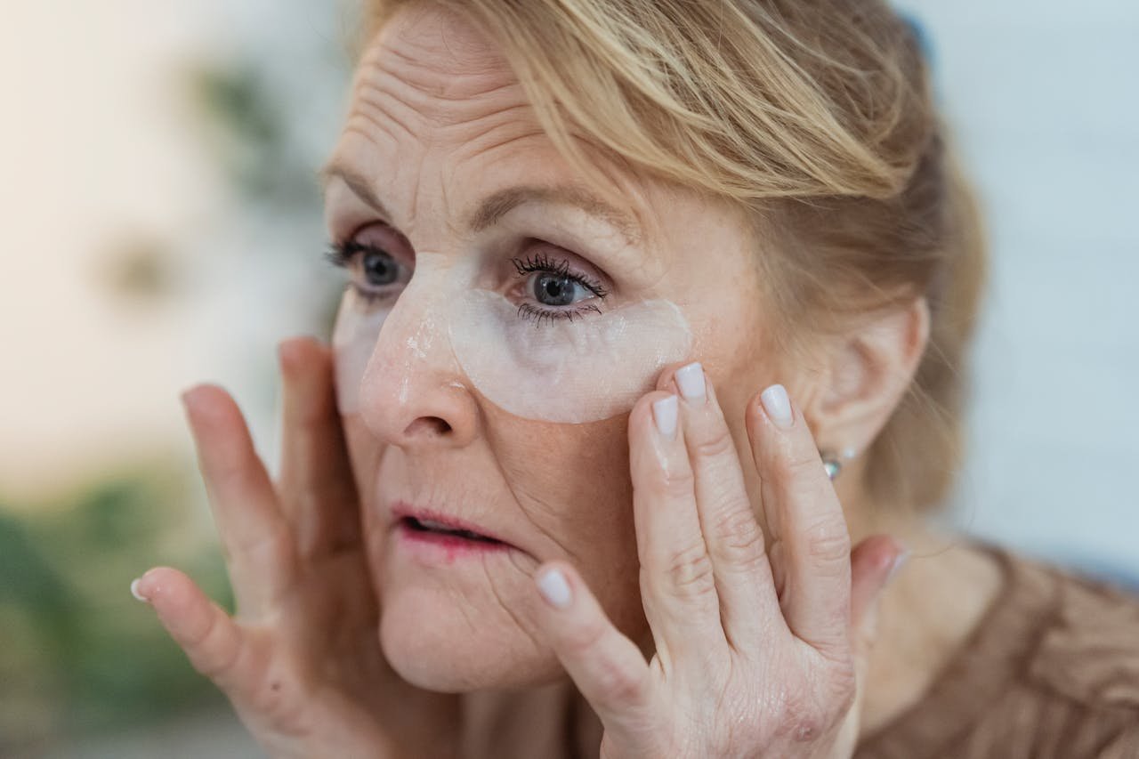 Older women are the first to experience facial sagging