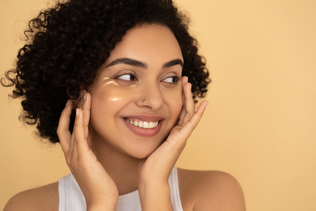 Mujer sonriendo con la piel del rostro limpia y sin maquillaje