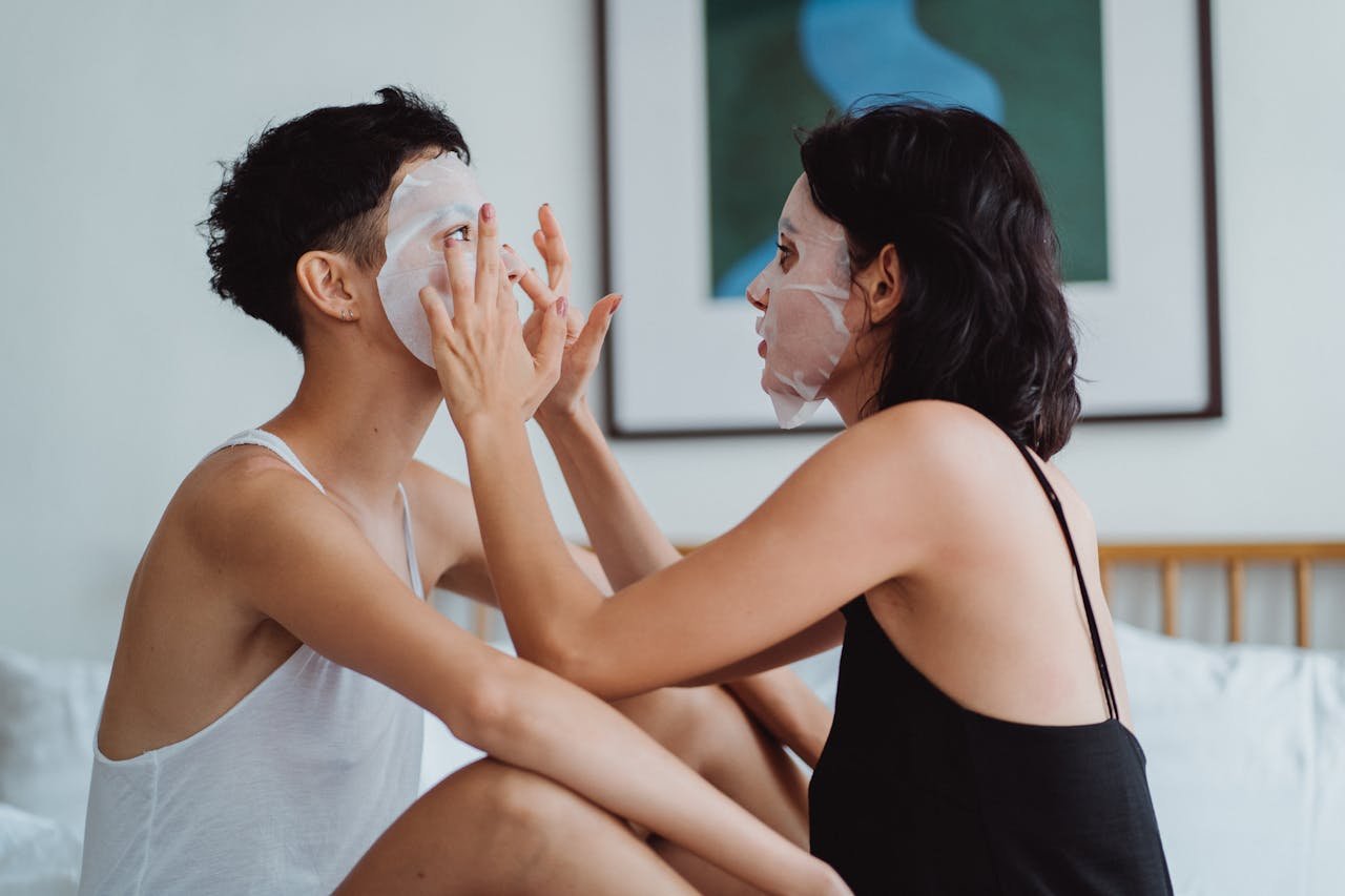 Pareja aplicándose una mascarilla facial en casa