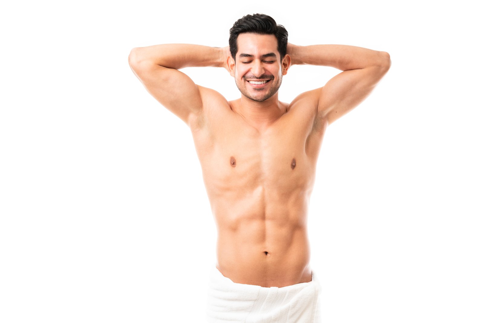 Hombre musculoso sonriendo con las manos detrás de la cabeza sobre fondo blanco
