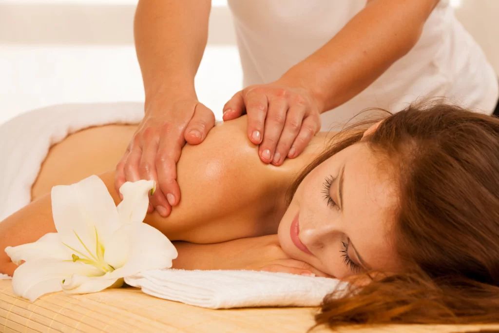 Mujer recibiendo un masaje relajante en la espalda y los hombros