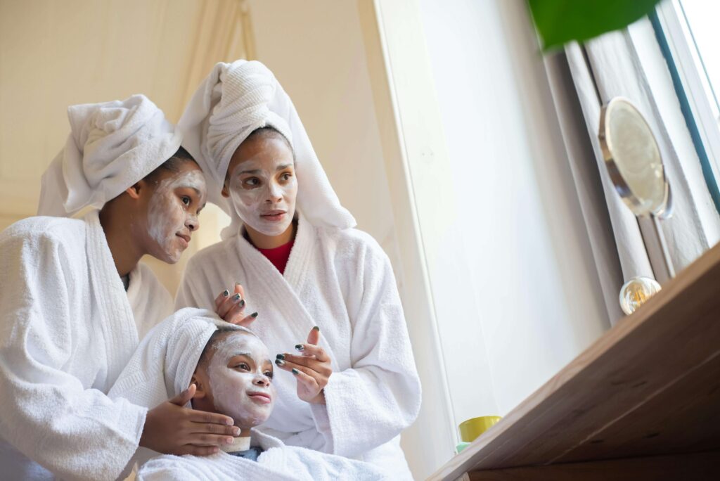 Tres amigas probando productos faciales en el rostro