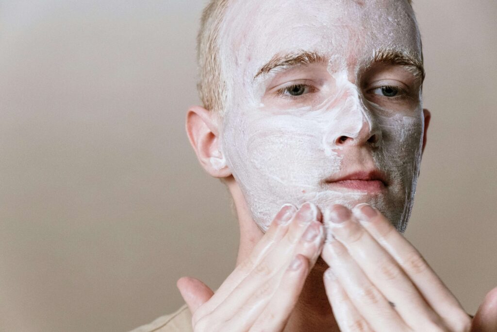 adolescente realizando una doble limpieza en su rostro