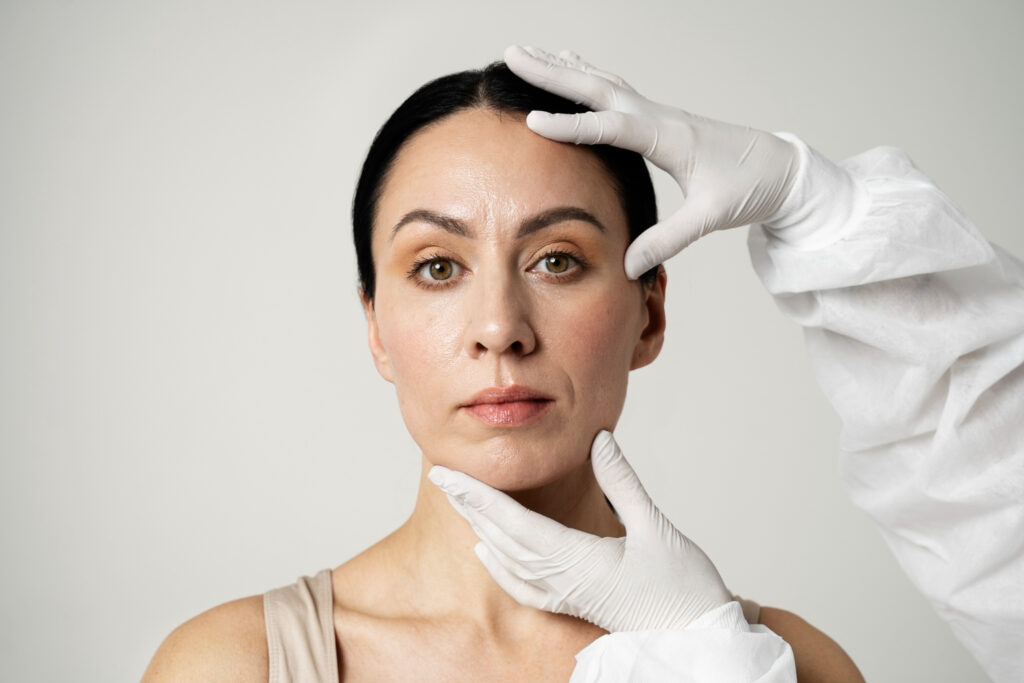 Mujer evaluando su próximo tratamiento de medicina estética no invasiva