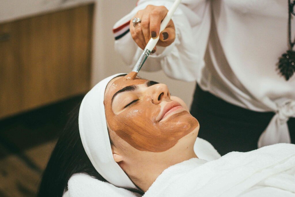 médico estético realizando un facial en el rosto de un cliente