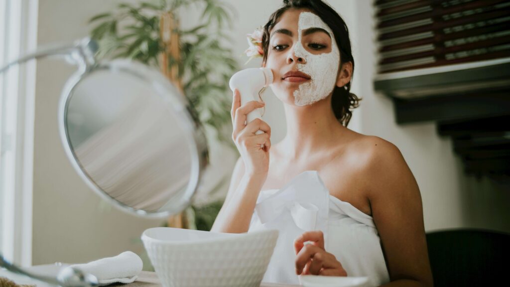 mujer joven probando la doble limpieza facial