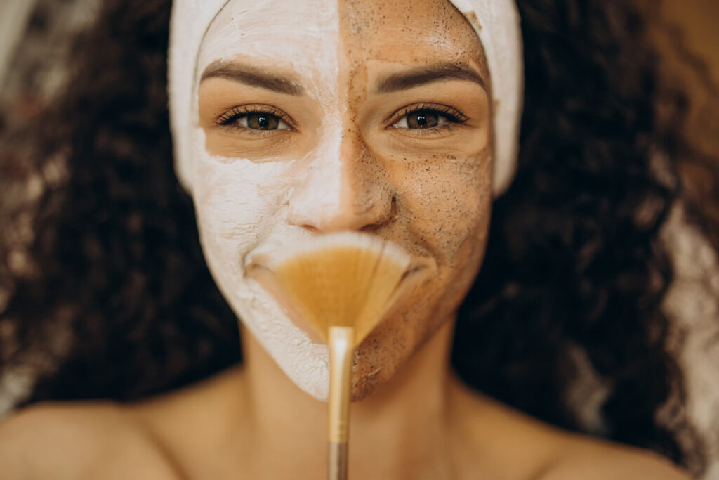 mujer morena prueba dos tipos de exfoliación facial