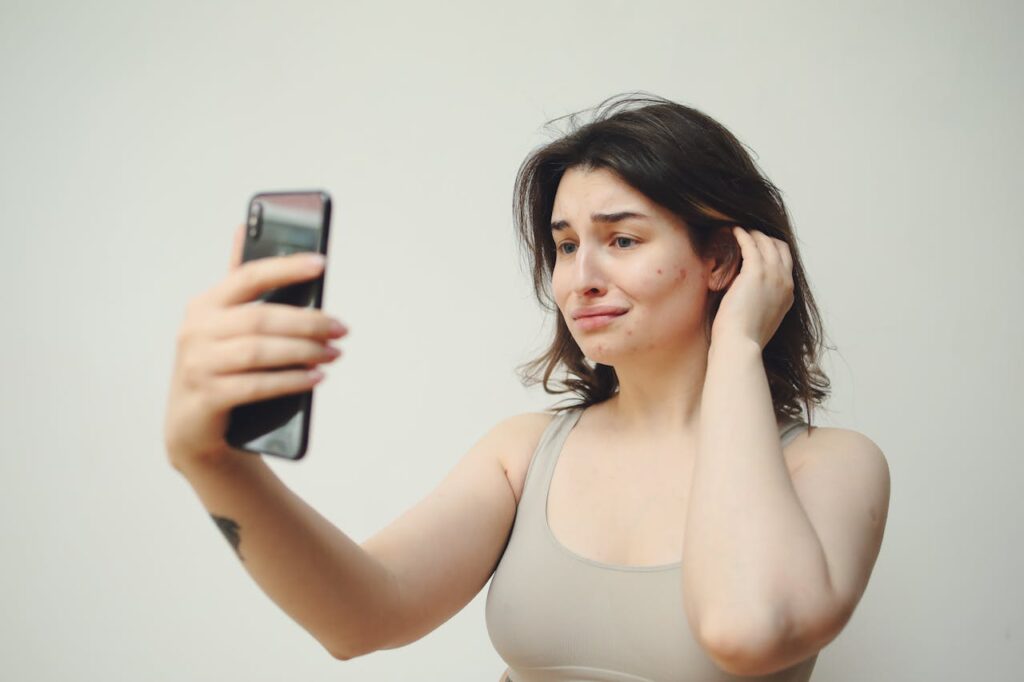 mujer con ansiedad viendo su piel con rosácea