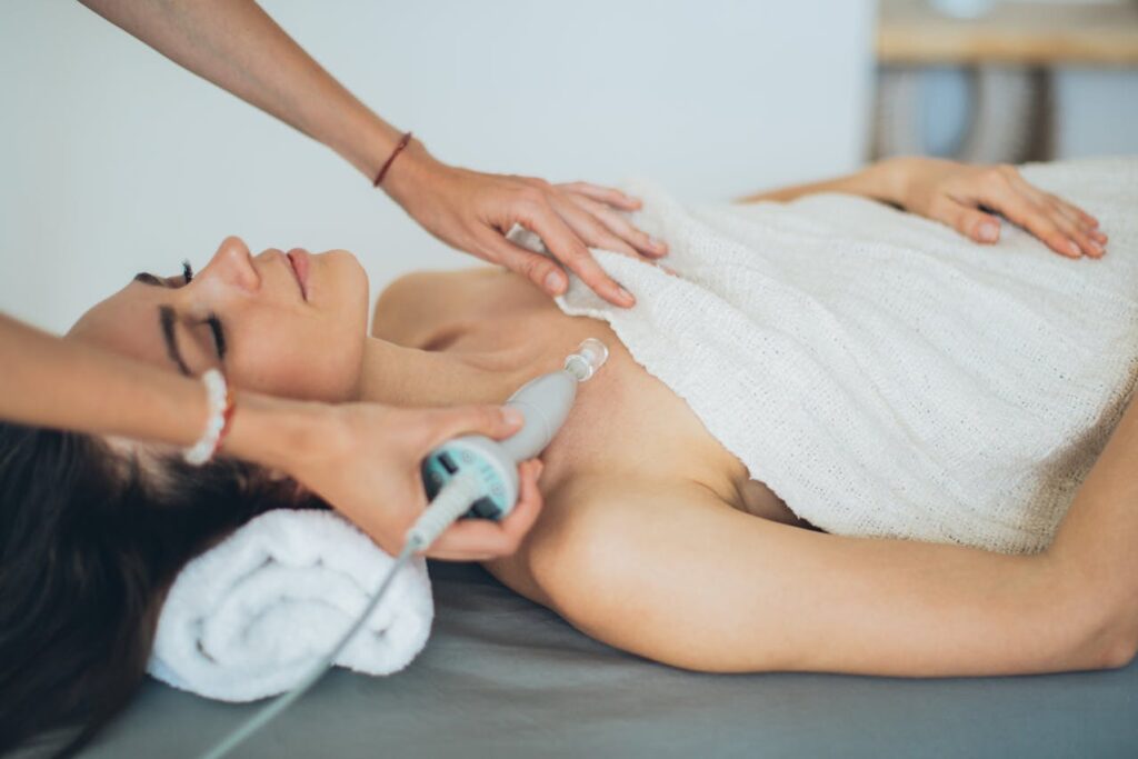 Mujer recibiendo un tratamiento de medicina estética con láser y luz 