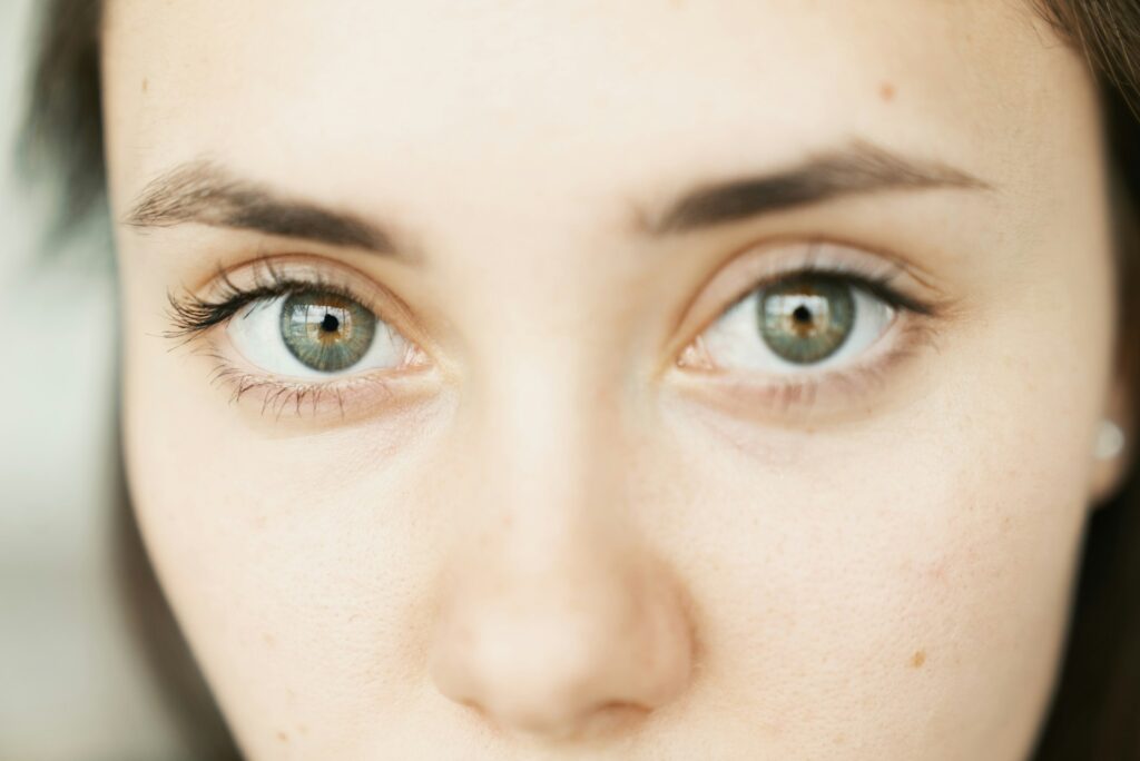 Mujer mostrando una mirada juvenil y libre de ojeras