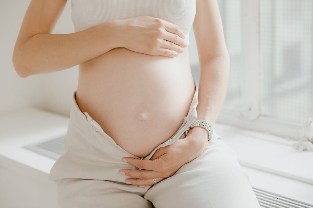 mujer mostrando su barriga durante el embarazo