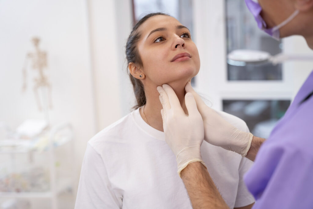 Esteticista examinando las ojeras de un paciente que quiere un relleno dérmico