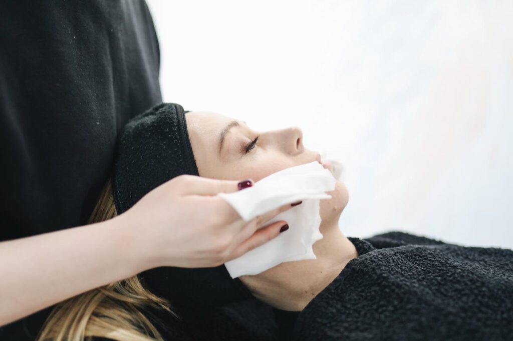 Limpieza del rostro de un paciente de medicina estética