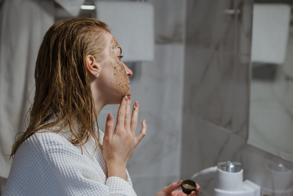 mujer aplicando una mascarilla para hidratar la cara