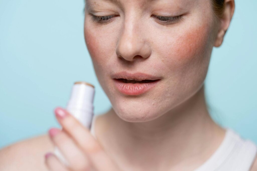 mujer sosteniendo un maquillaje no comedogénico