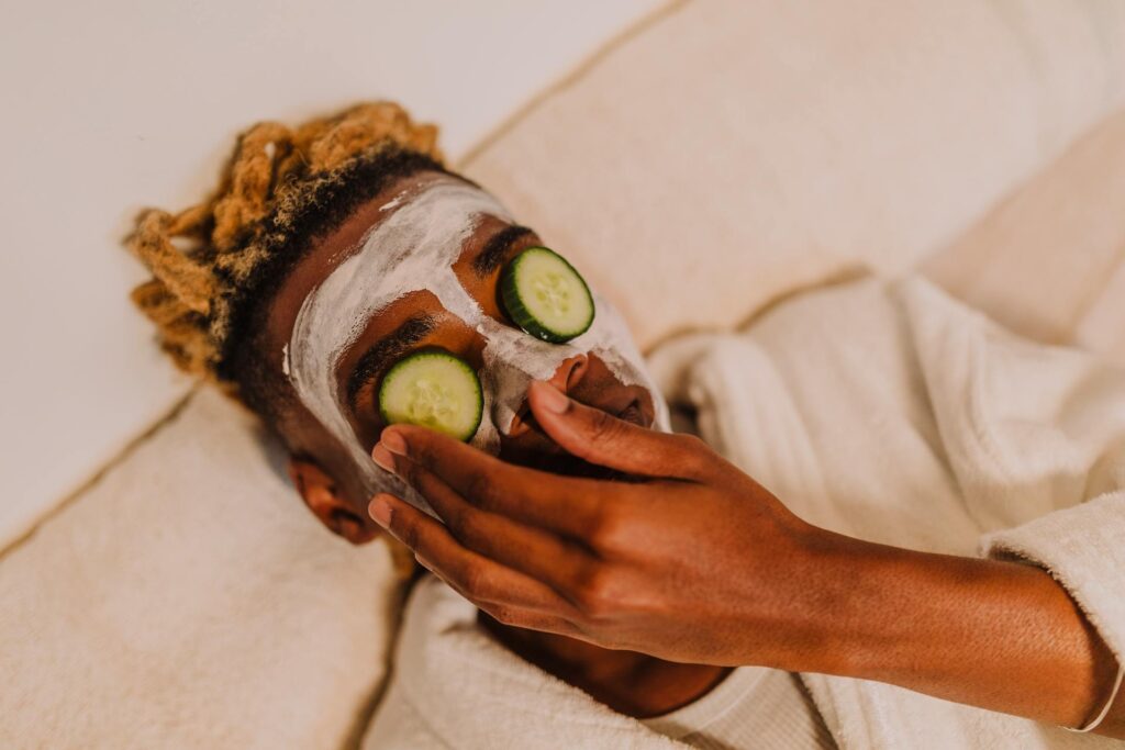 Hombre usando una mascarilla para rejuvenecer el rostro