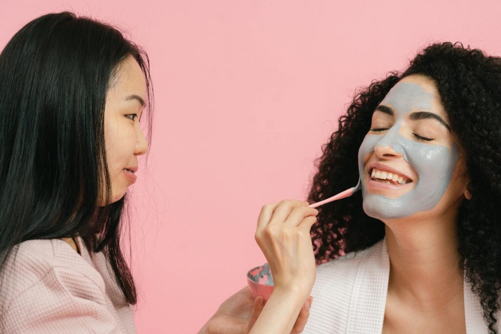 amigas compartiendo las mejores mascarillas para la cara