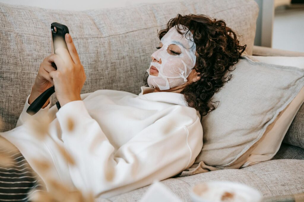 mujer usando una mascarilla para la cara en casa