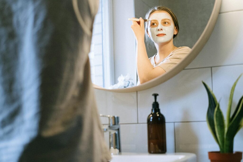 Mujer siguiendo los pasos de la mascarilla para rejuvenecer el rostro