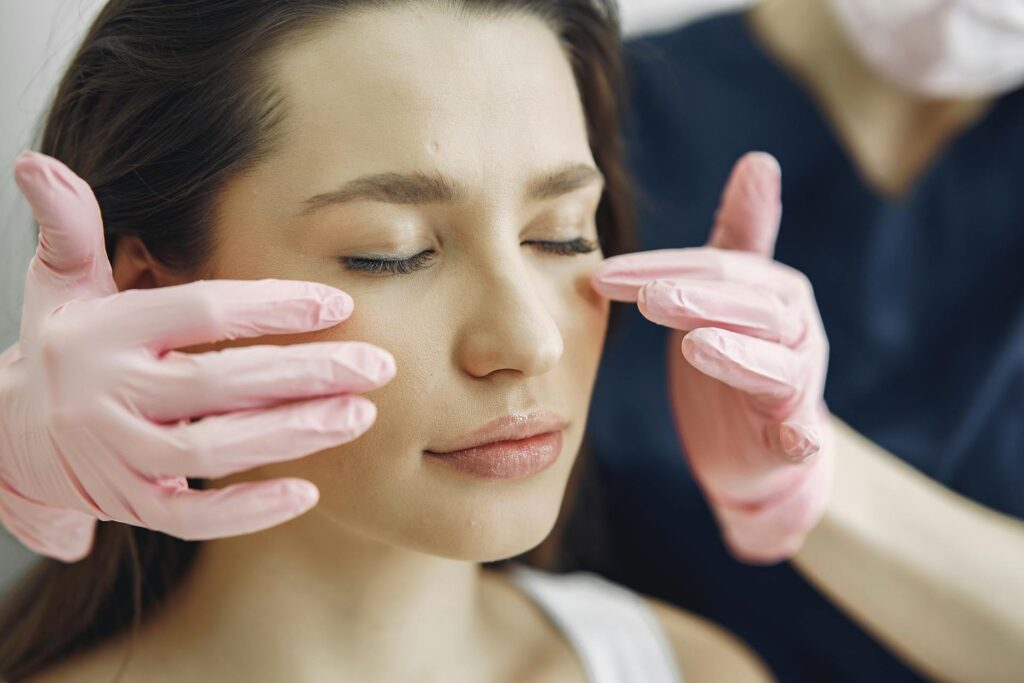 Mujer a mitad de un tratamiento de belleza en verano