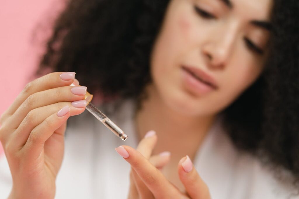 Mujer probando la cosmética coreana