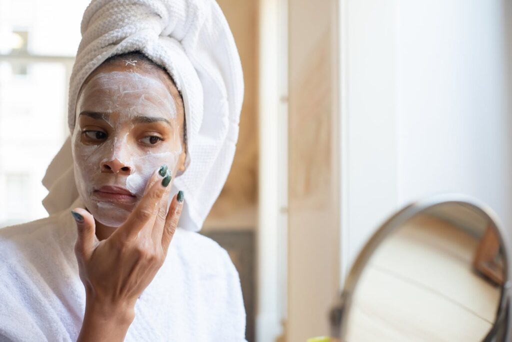 Mujer en occidente probando productos de skincare diferentes