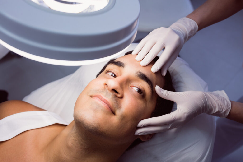 hombre haciéndose un tratamiento de belleza en una clínica estética