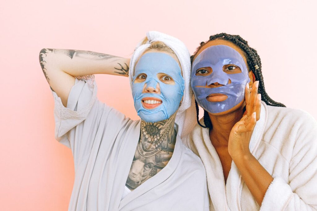 Amigas usando mascarillas faciales para cuidar su piel y hidratar el rostro