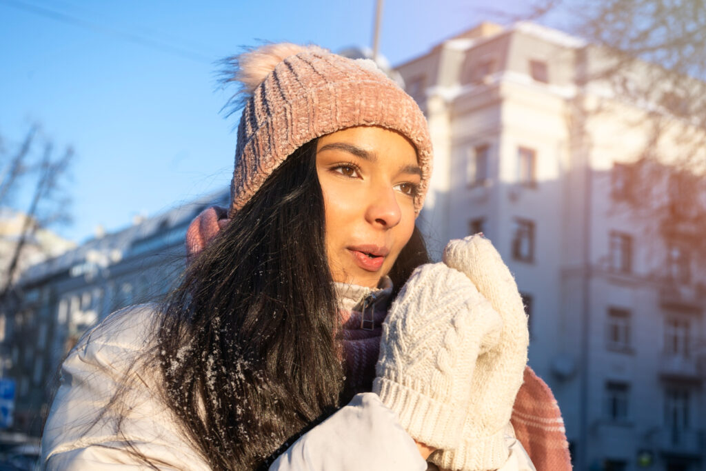 mujer recibiendo la luz solar en invierno