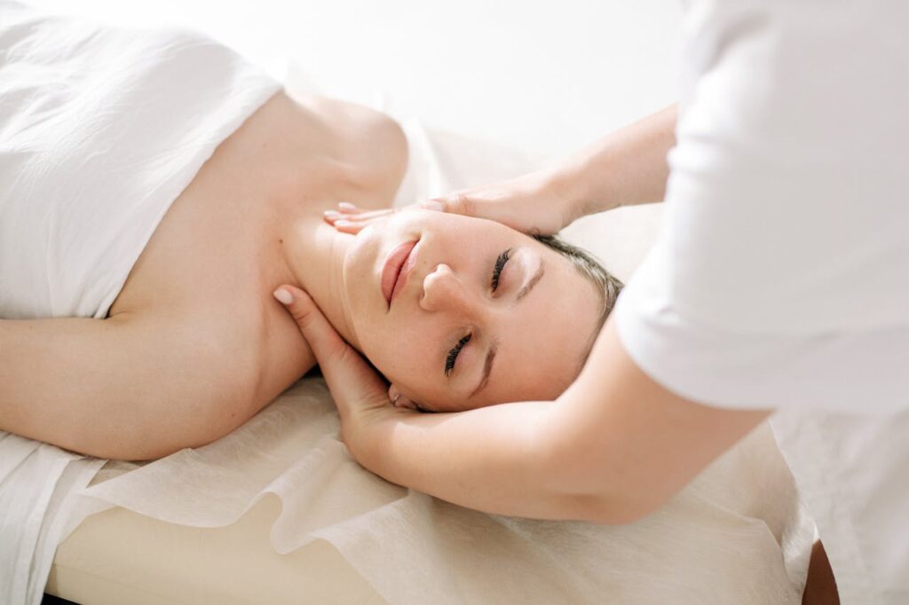 Mujer en clínica estética cuidando de su piel