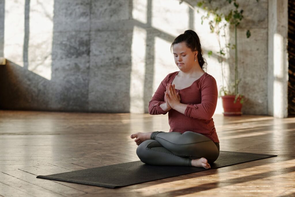 Mujer con grasa en el abdomen realizando ejercicios de meditación