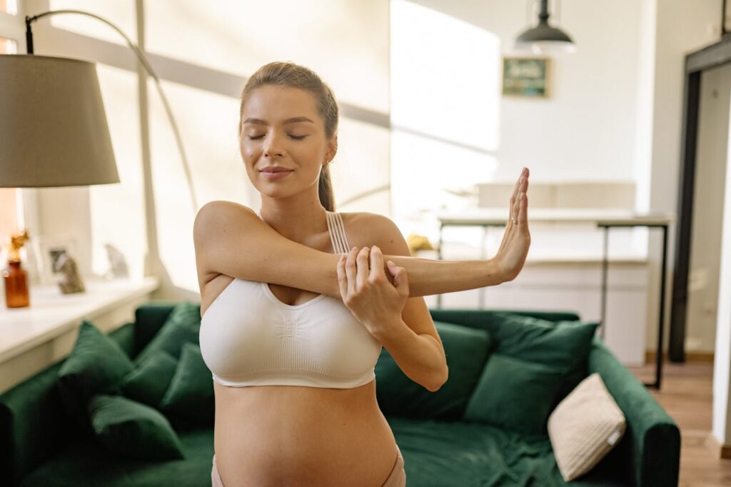 Mujer durante el embarazo entrenando su cuerpo