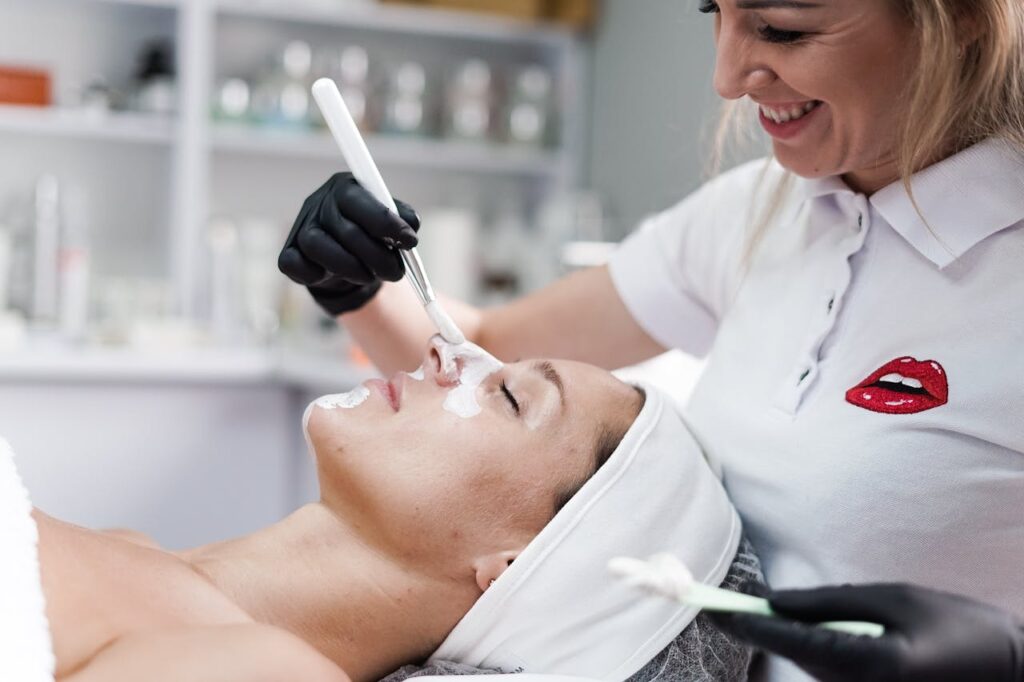 Aplicación de un peeling facial en la clínica