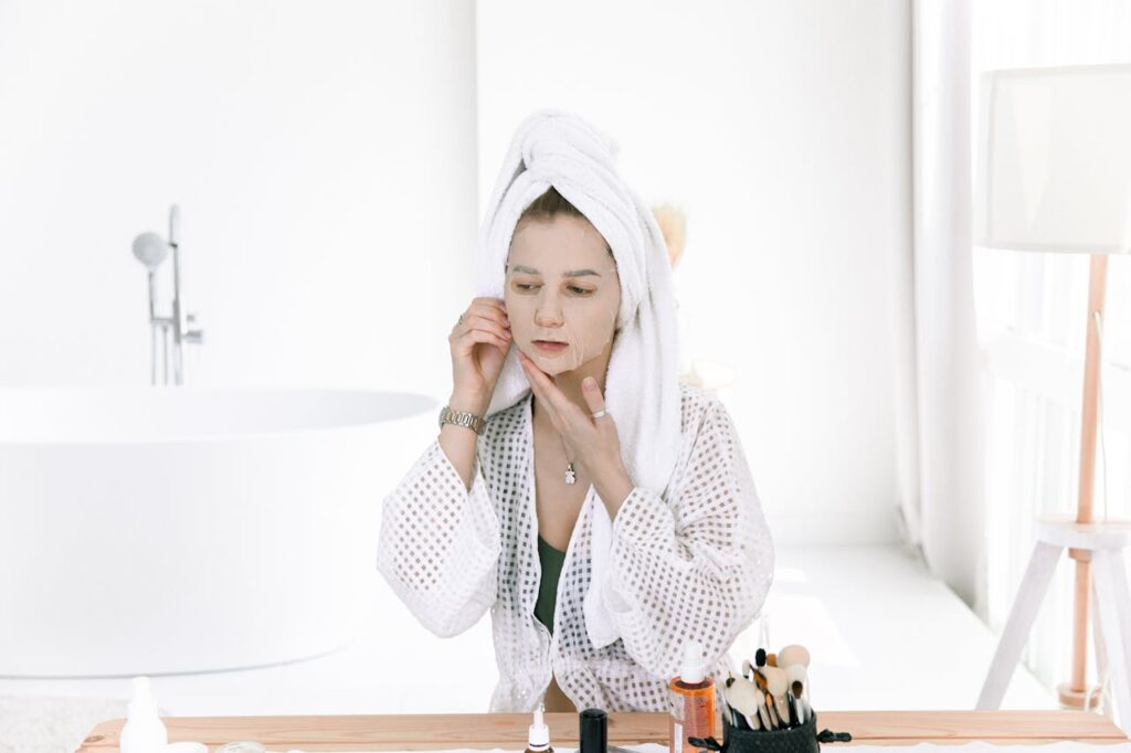 Mujer haciendo su rutina de cuidado facial